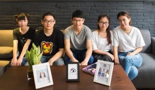“最美证件照”照相馆温州分店的团队。魏旭明(左二)现就读于温州科技职业学院数字媒体专业。