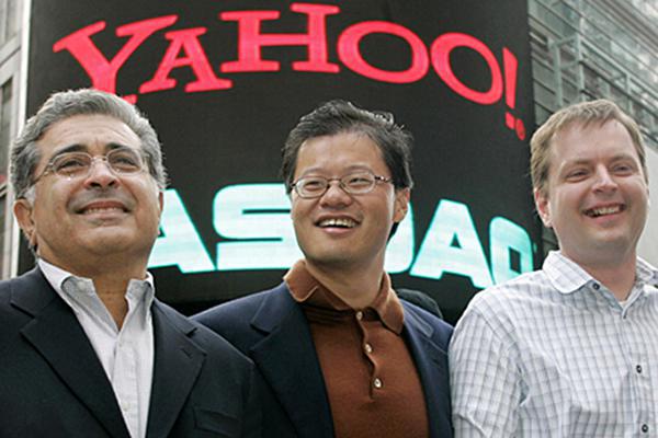 ▲特瑞·赛梅尔（左）、杨致远（中）和大卫·费罗（右）在纳斯达克(NASDAQ)的合影